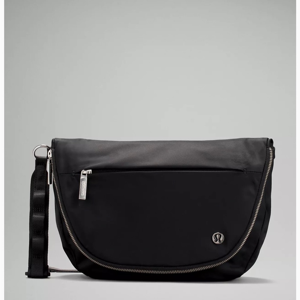 Lululemon Zip Top All Night Festival Bag in Black
